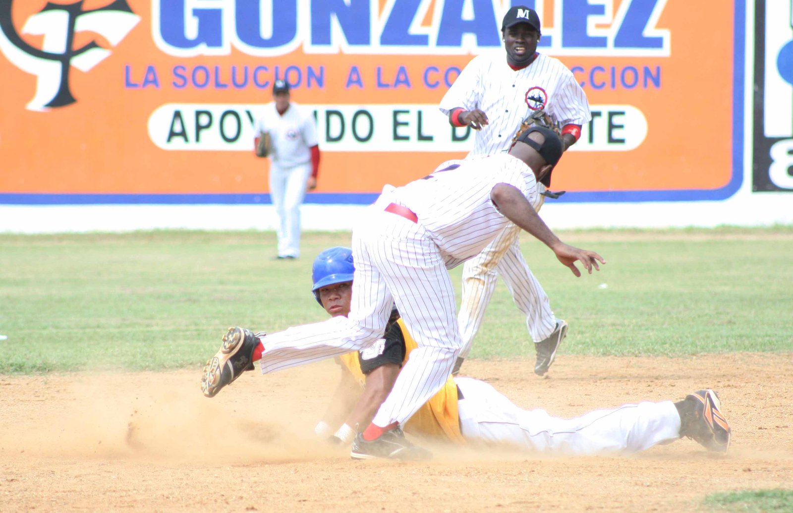 Un jugador de Moca puesto out en segunda